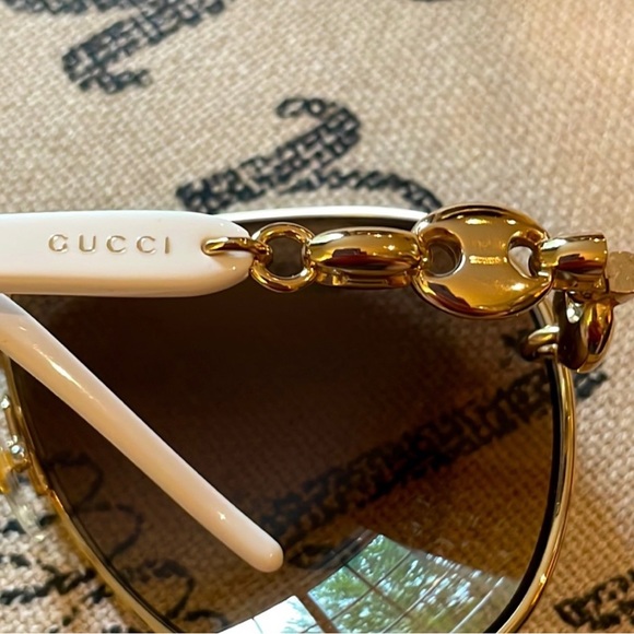 GUCCI GG 4225/S Gold and White Aviator Frame
Sunglasses and case - Picture 7 of 11